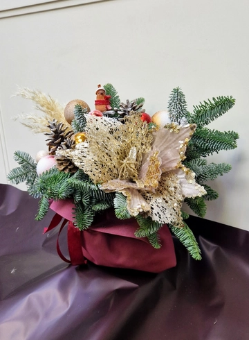 Новогодняя композиция &laquo;А&raquo; от интернет-магазина цветов в 