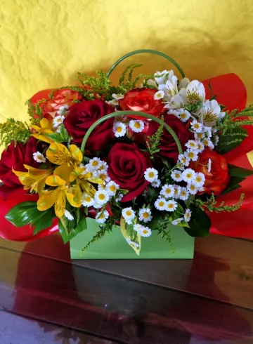 Композиция роз в сумочке «Feeling» от интернет-магазина цветов в 