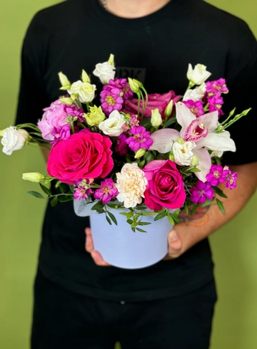 Композиция в шляпной коробке «CHIARO» от интернет-магазина цветов в 