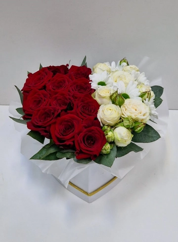 Композиция сердце &laquo;White-Red&raquo; от интернет-магазина цветов в 