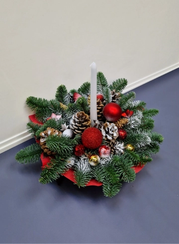 Новогодняя композиция &laquo;W&raquo; от интернет-магазина цветов в 