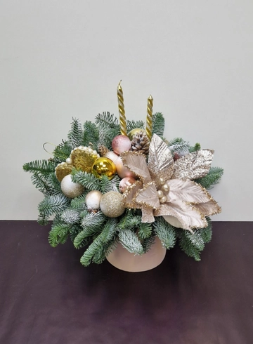 Новогодняя композиция &laquo;Y&raquo; от интернет-магазина цветов в 