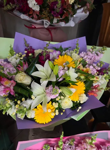 Букет лилий Bora от интернет-магазина цветов в 