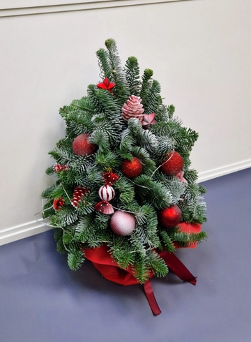 Новогодняя композиция &laquo;G&raquo; от интернет-магазина цветов в 