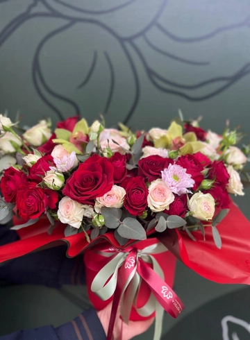 сборный букет «Aimant» от интернет-магазина цветов в 