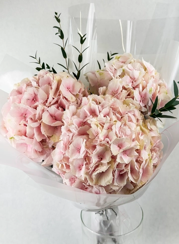 Букет с гортензией &laquo;Amati&raquo; от интернет-магазина цветов в 