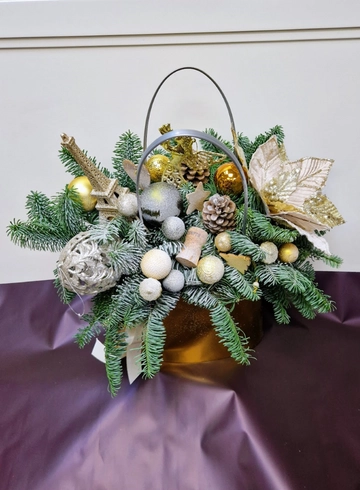 Новогодняя композиция &laquo;B&raquo; от интернет-магазина цветов в 