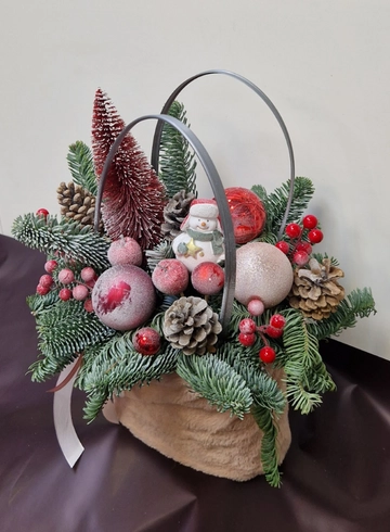 Новогодняя композиция &laquo;C&raquo; от интернет-магазина цветов в 