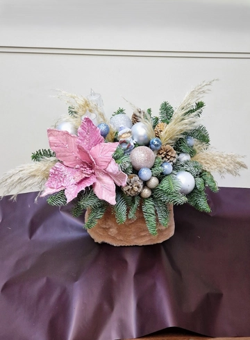 Композиция новогодняя &laquo;D&raquo; от интернет-магазина цветов в 