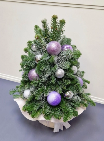 Новогодняя композиция  &laquo;F&raquo; от интернет-магазина цветов в 