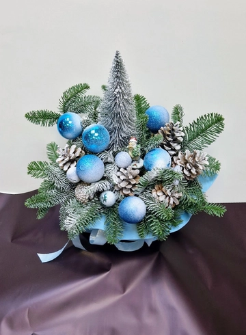 Новогодняя композиция &laquo;R&raquo; от интернет-магазина цветов в 