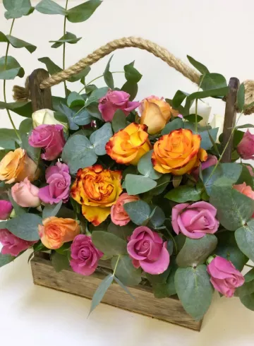 Композиция Розы и эвкалипт от интернет-магазина цветов в 