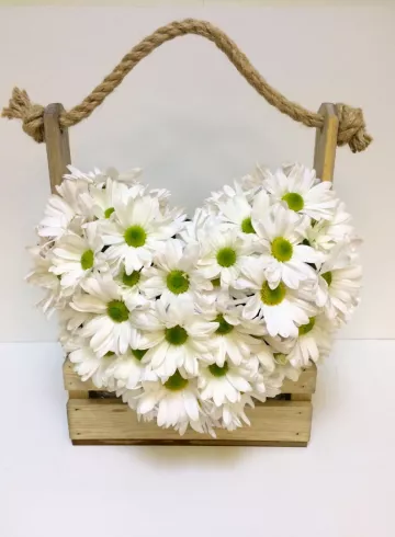 Композиция в ящике &laquo;Сердце&raquo; от интернет-магазина цветов в 